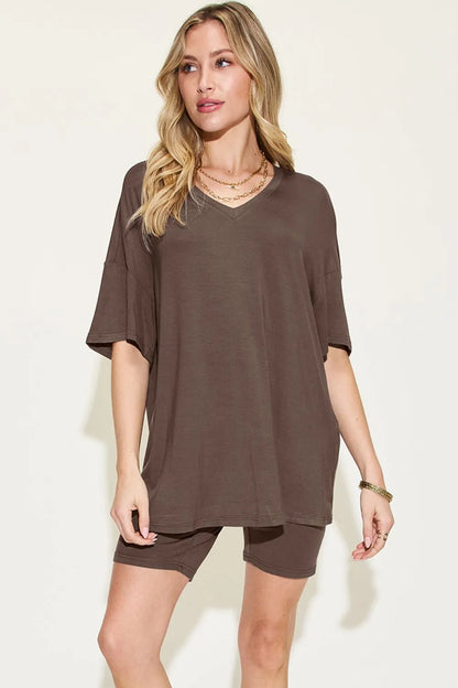 Relaxed V-Neck Tee and Shorts Set – product view 17
